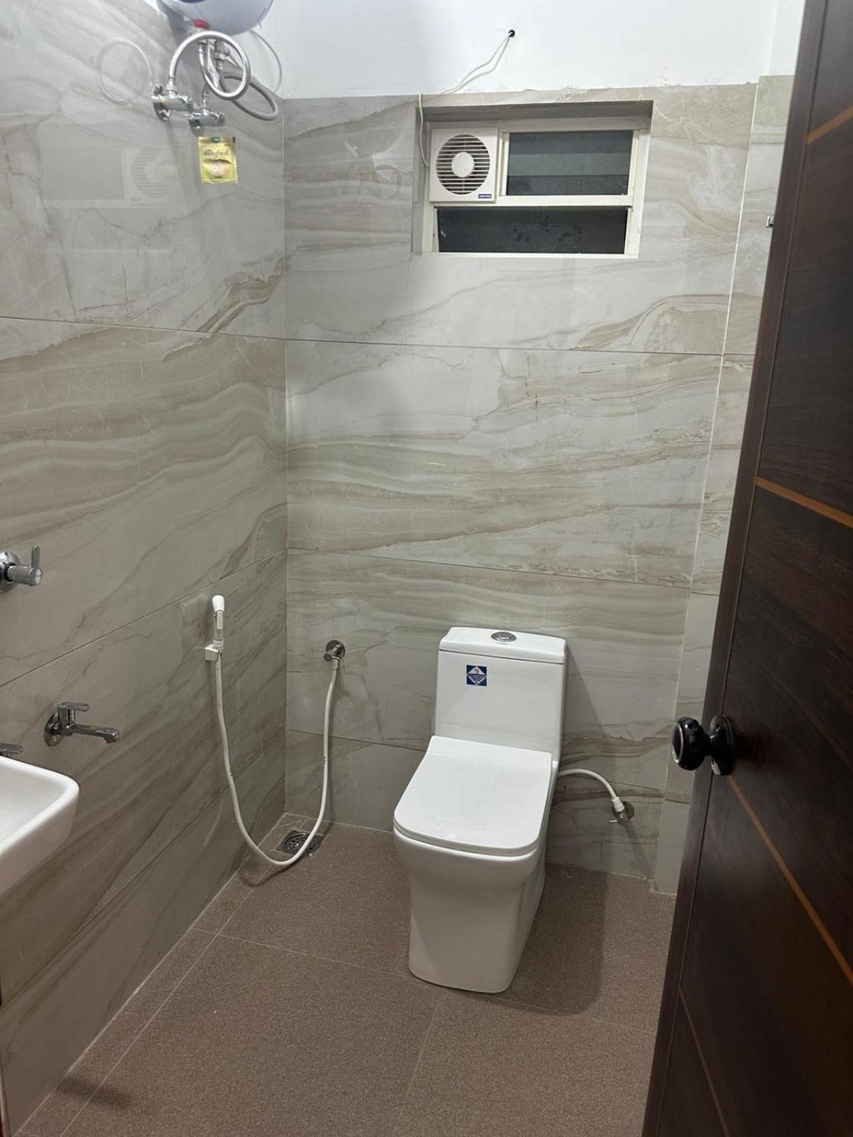 M M Residency Hotel Kochi Екстериор снимка